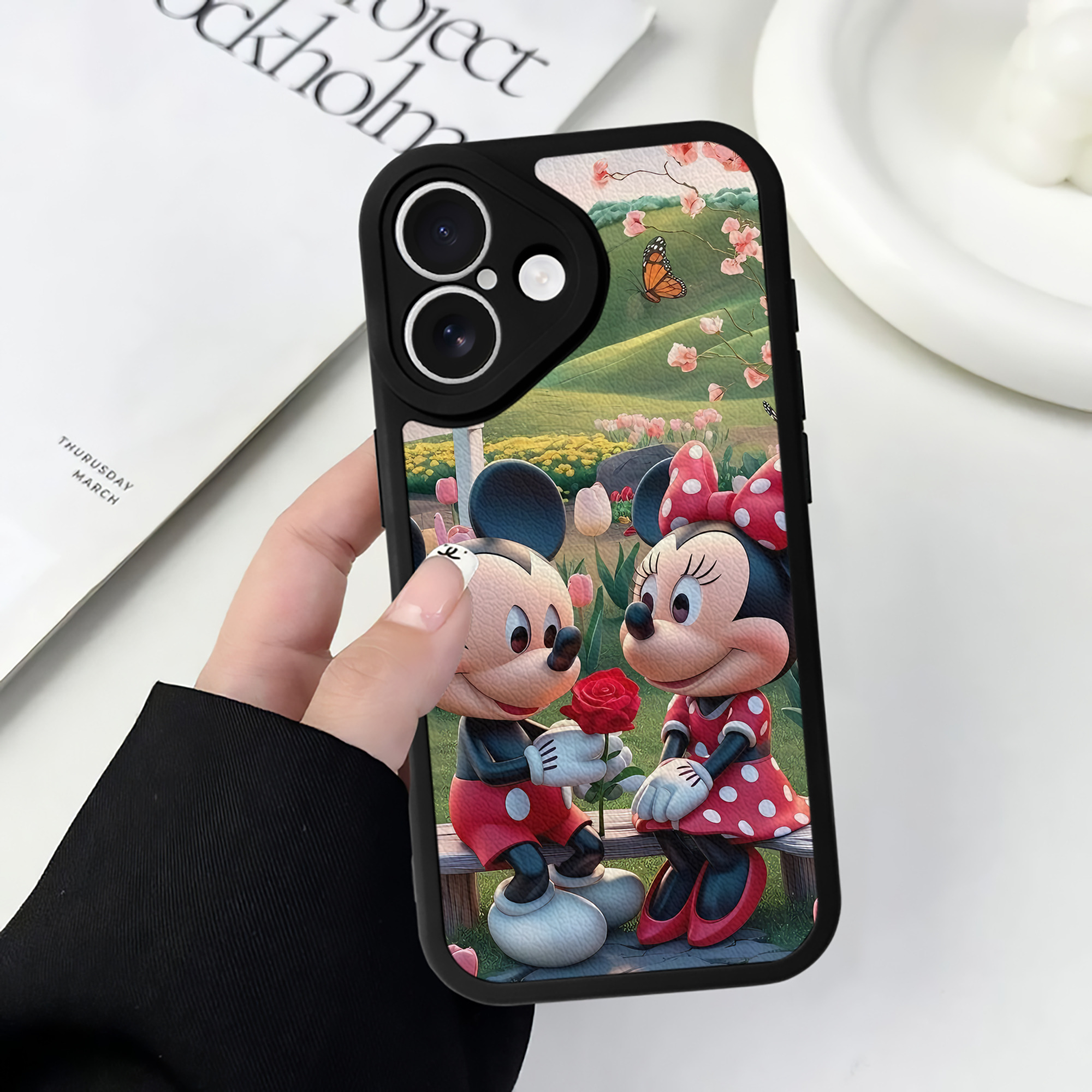 （画像用） ミッキーマウス Mickey Mouse 【iPhone 16シリーズ対応】シリコンスマホケース（レザー調） 材質：シリコン